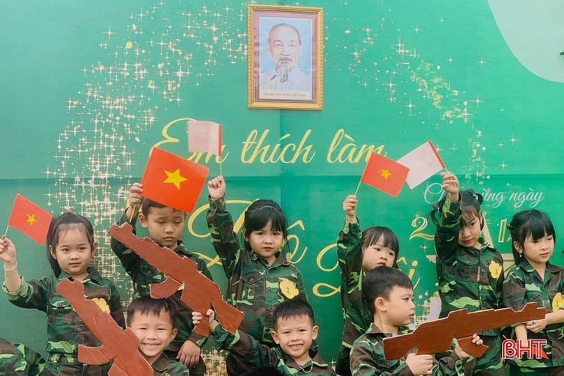 Các bé mầm non Trung Kiên thích làm chú bộ đội