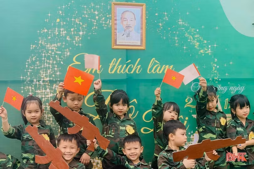 Các bé mầm non Trung Kiên thích làm chú bộ đội