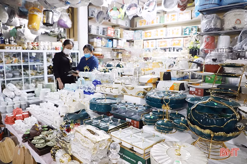 Ngập tràn không khí tết trong các gian hàng ở Hà Tĩnh