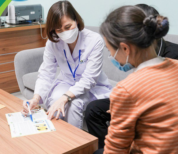 Nhiều trẻ ngất, co giật sau tiêm vaccine COVID-19, chuyên gia lý giải nguyên nhân bố mẹ ít ngờ - Ảnh 2. Chuyên gia chỉ cách chuẩn bị tâm lý cho trẻ trước khi tiêm chủng