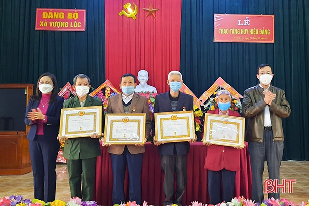 Các địa phương Hà Tĩnh trao huy hiệu Đảng cho 128 đảng viên