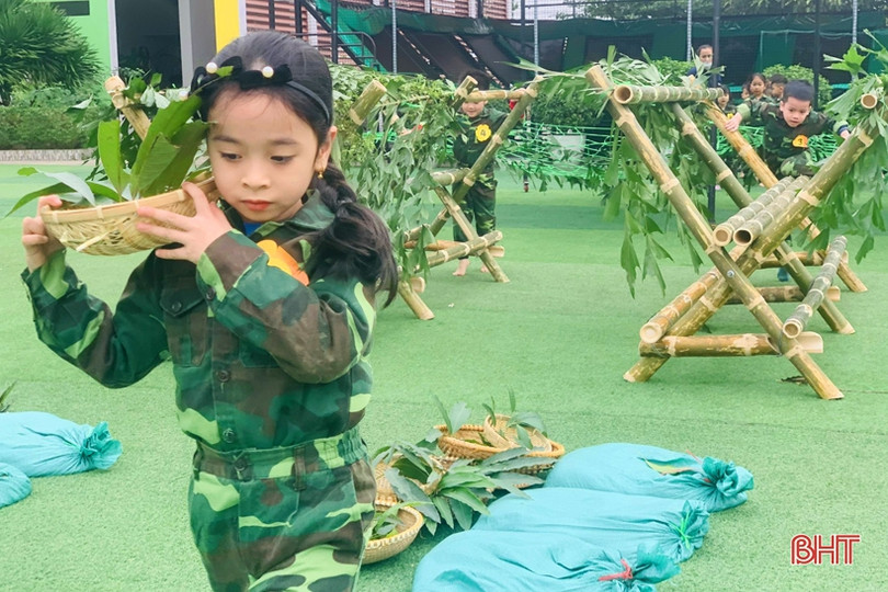 Các bé mầm non Trung Kiên thích làm chú bộ đội