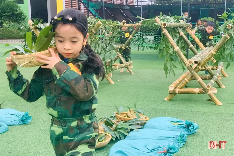 Các bé mầm non Trung Kiên thích làm chú bộ đội