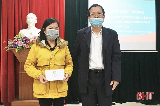 Trao 63 suất quà và học bổng cho giáo viên, học sinh có hoàn cảnh khó khăn ở Can Lộc