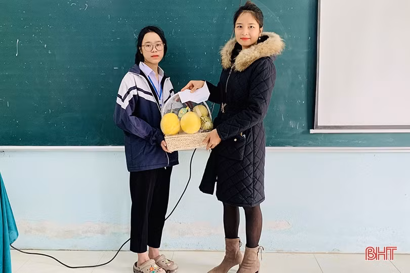 Nhặt được gần 17 triệu đồng, nữ sinh Hà Tĩnh tìm cách trả lại người đã đánh rơi