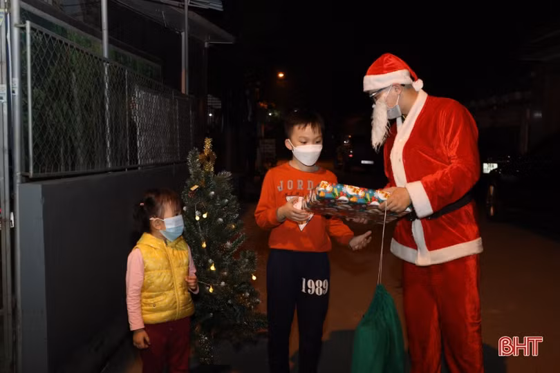 Sắp đến Noel, dịch vụ tặng quà lại nhộn nhịp