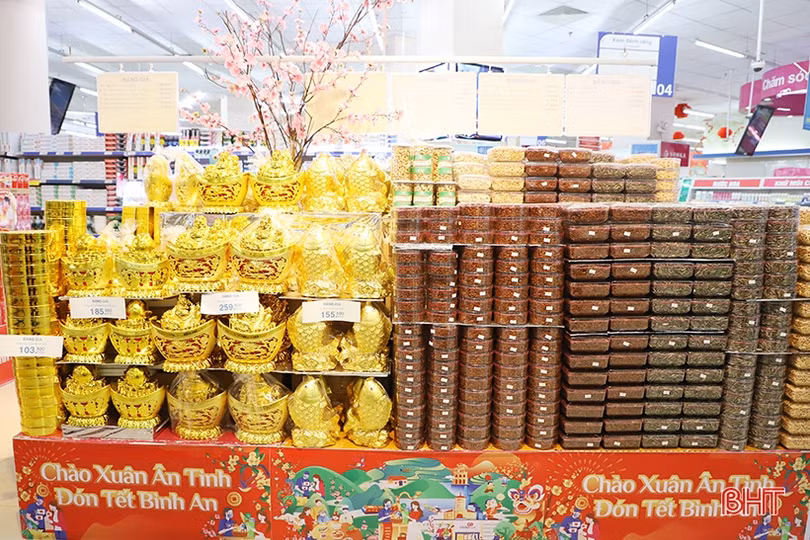 Ngập tràn không khí tết trong các gian hàng ở Hà Tĩnh