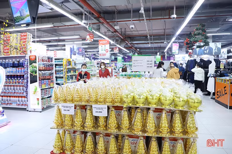 Ngập tràn không khí tết trong các gian hàng ở Hà Tĩnh