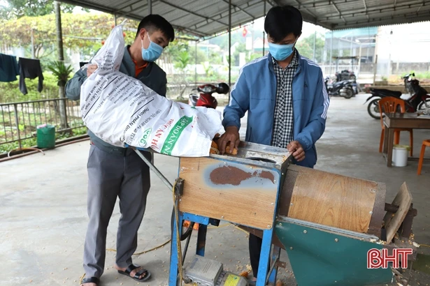 Người đàn ông Hà Tĩnh sáng chế thành công máy tách hạt ngô