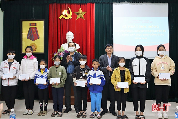 Trao 63 suất quà và học bổng cho giáo viên, học sinh có hoàn cảnh khó khăn ở Can Lộc