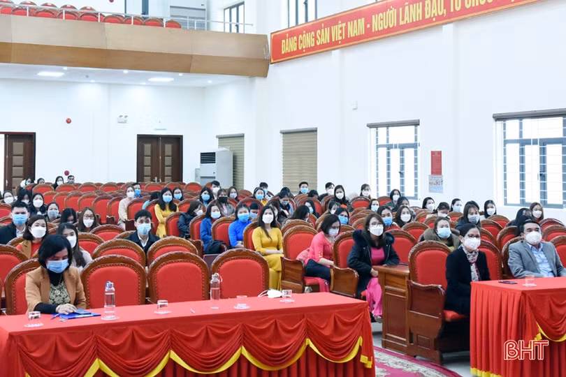 Huyện Kỳ Anh trao quyết định tuyển dụng 96 giáo viên