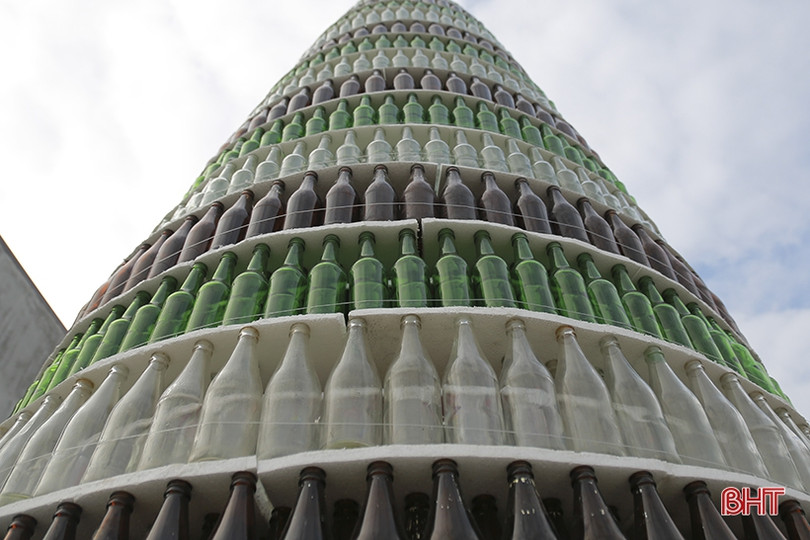 Độc đáo cây thông Noel làm từ 15.000 vỏ chai bia ở Hà Tĩnh