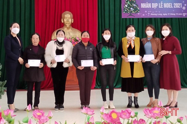 Các cấp hội phụ nữ Hà Tĩnh tặng gần 500 suất quà nhân dịp Giáng sinh 2021