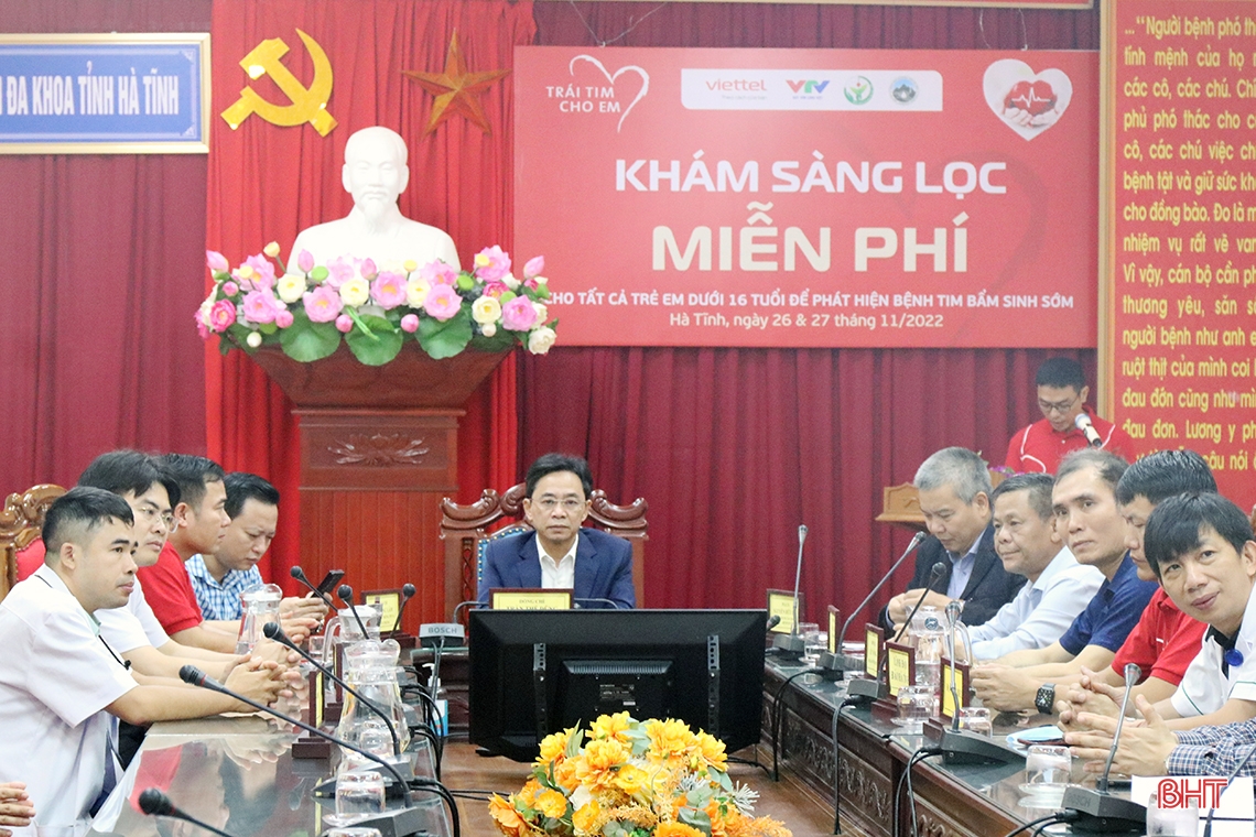 Chương trình “Trái tim cho em” thăm khám tim mạch cho hàng trăm trẻ em Hà Tĩnh