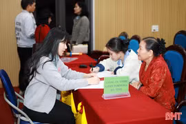 Đông đảo lao động tham gia phiên giao dịch việc làm tại phường Sông Trí 