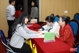 Đông đảo lao động tham gia phiên giao dịch việc làm tại phường Sông Trí 