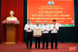 Trao Huy hiệu Đảng cho các đảng viên ở Sông Trí, Can Lộc