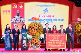 Lãnh đạo Quân khu 4, tỉnh Hà Tĩnh dự kỷ niệm thành lập các trường THPT Kỳ Anh, THPT Hồng Lĩnh