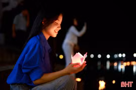 5.000 hoa đăng thắp sáng sông Vịnh tưởng niệm Chế Thắng phu nhân 