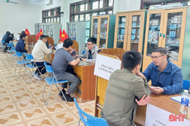 Trao “cần câu” giúp người dân thoát nghèo bền vững