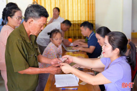 Các phường phía Nam Hà Tĩnh trao quà Tết Độc lập cho người dân