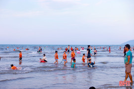 Du khách nườm nượp về biển Kỳ Ninh "giải nhiệt"