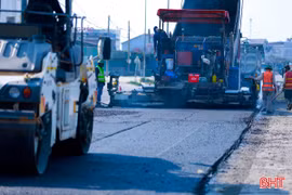 Vượt nắng nóng, tăng tốc thảm nhựa quốc lộ 1 qua Khu kinh tế Vũng Áng