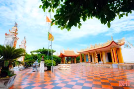 Đền Eo Bạch trước ngày lễ giỗ Chế Thắng phu nhân Nguyễn Thị Bích Châu