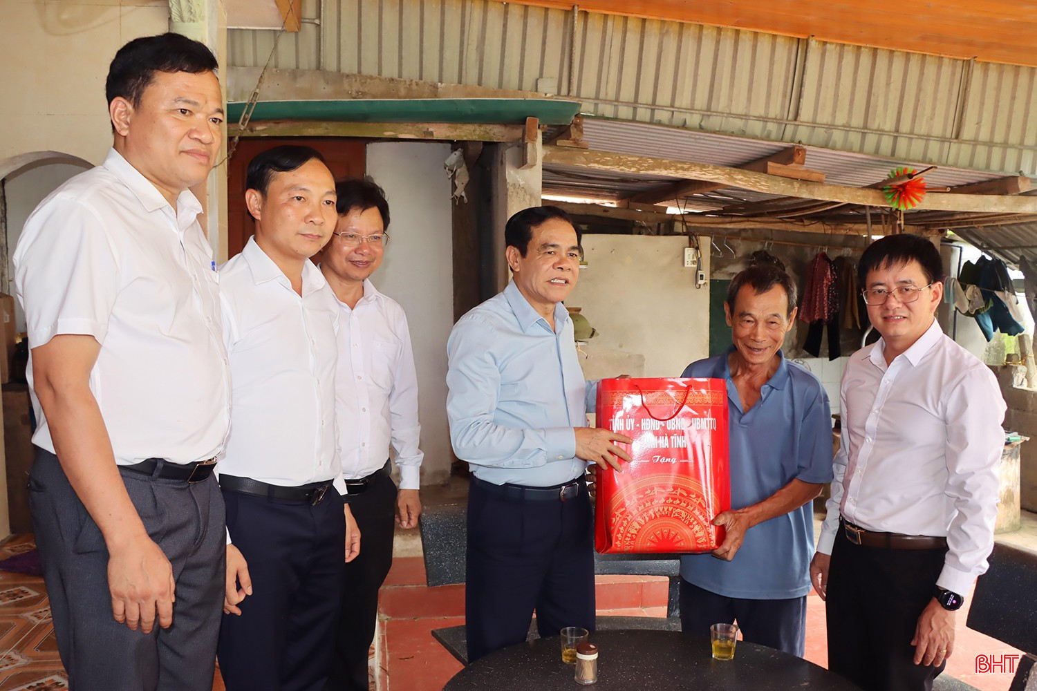 Chủ tịch UBND tỉnh Võ Trọng Hải và lãnh đạo UBND xã Đức Đồng thăm hỏi, tặng quà cho các gia đình chính sách trên địa bàn. bqbht_br_16.jpg