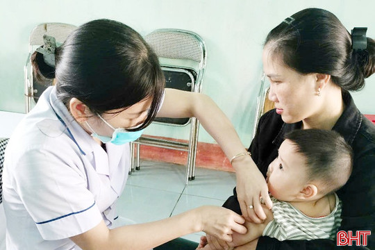 Gần 10.000 trẻ em Hà Tĩnh đã được tiêm vắc-xin phòng sởi