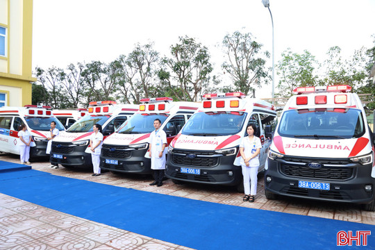 Tập đoàn Vingroup hỗ trợ Hà Tĩnh 15 xe cứu thương với trang thiết bị hiện đại 