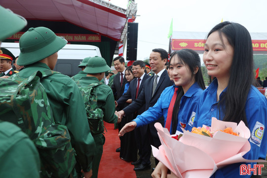Chủ tịch UBND tỉnh tặng hoa chúc mừng, động viên tân binh lên đường tòng quân