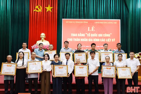 Trao Bằng "Tổ quốc ghi công" cho thân nhân 16 liệt sĩ ở phường Sông Trí