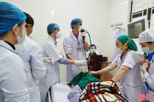 Bệnh viện Phổi Hà Tĩnh triển khai thành công kỹ thuật nội soi phế quản ống mềm