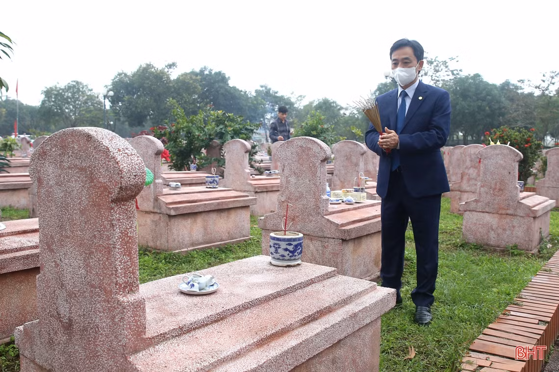Lãnh đạo tỉnh Hà Tĩnh dâng hương tưởng niệm Chủ tịch Hồ Chí Minh và các anh hùng, liệt sỹ