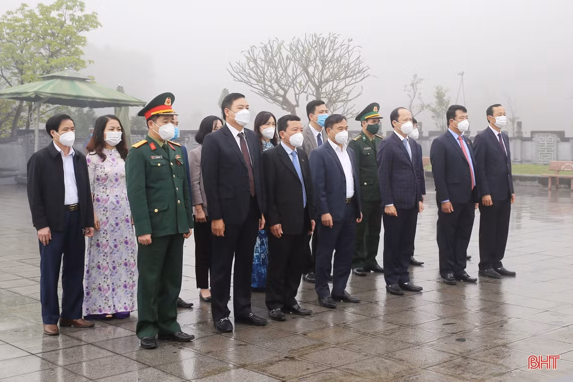 Lãnh đạo tỉnh Hà Tĩnh dâng hương tưởng niệm Chủ tịch Hồ Chí Minh và các anh hùng, liệt sỹ