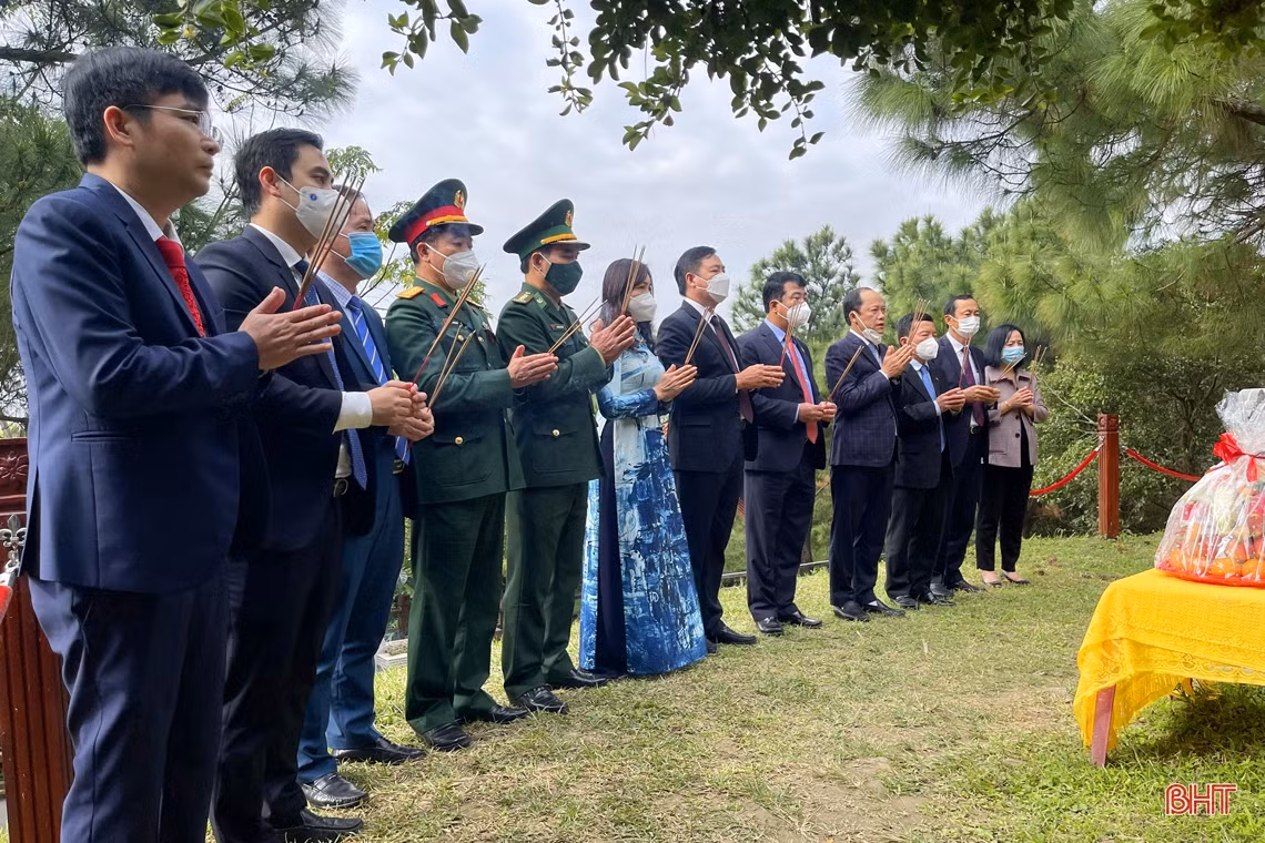Lãnh đạo tỉnh Hà Tĩnh dâng hương tưởng niệm Chủ tịch Hồ Chí Minh và các anh hùng, liệt sỹ