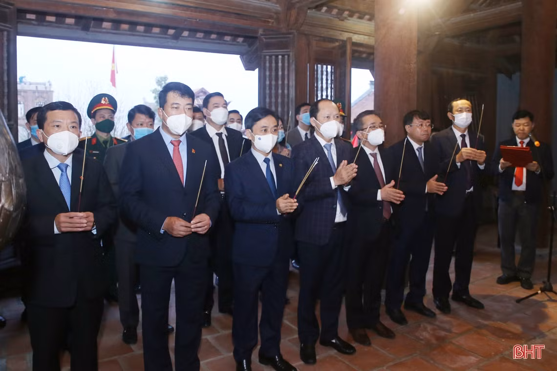 Lãnh đạo tỉnh Hà Tĩnh dâng hương tưởng niệm Chủ tịch Hồ Chí Minh và các anh hùng, liệt sỹ