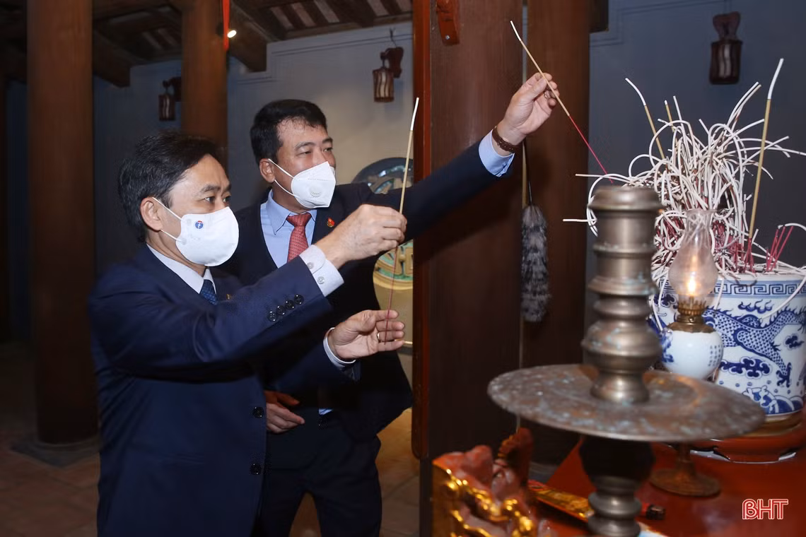 Lãnh đạo tỉnh Hà Tĩnh dâng hương tưởng niệm Chủ tịch Hồ Chí Minh và các anh hùng, liệt sỹ