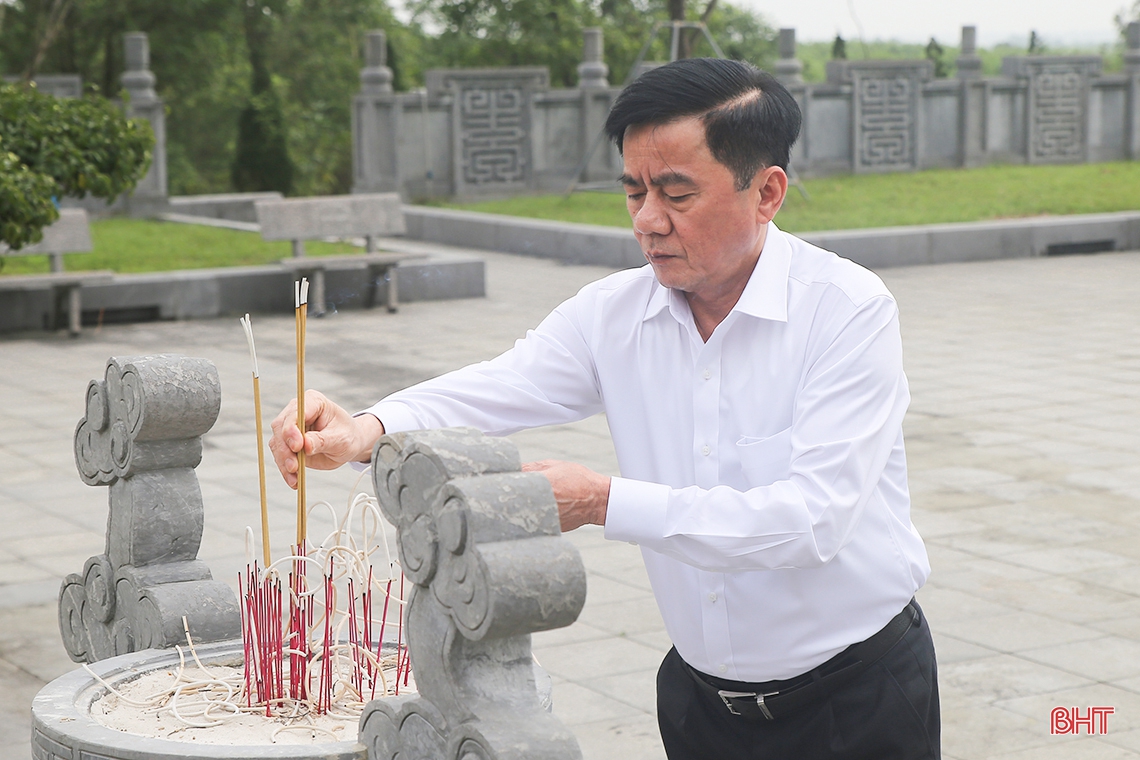 Chủ nhiệm Ủy ban Kiểm tra Trung ương dâng hương tưởng niệm cố Tổng Bí thư Hà Huy Tập