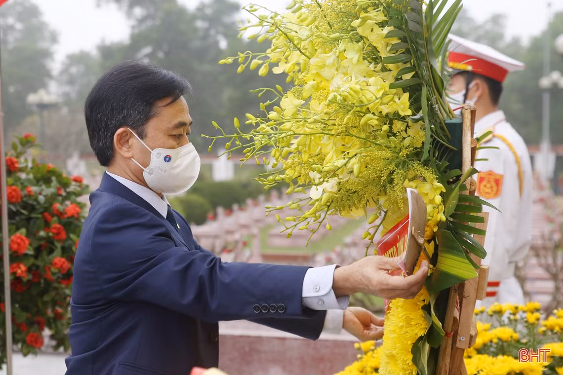 Lãnh đạo tỉnh Hà Tĩnh dâng hương tưởng niệm Chủ tịch Hồ Chí Minh và các anh hùng, liệt sỹ