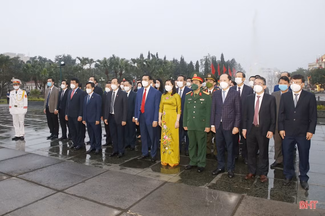 Lãnh đạo tỉnh Hà Tĩnh dâng hương tưởng niệm Chủ tịch Hồ Chí Minh và các anh hùng, liệt sỹ