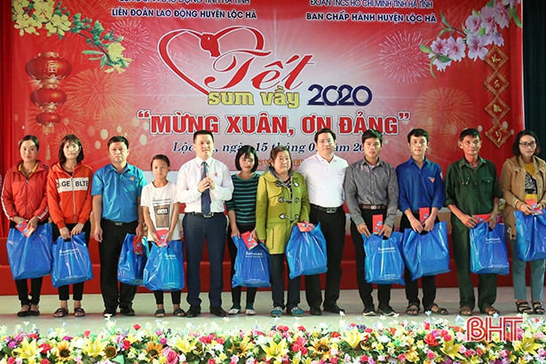 Trao tặng người lao động Lộc Hà hơn 84 triệu đồng nhân dịp Tết Canh Tý