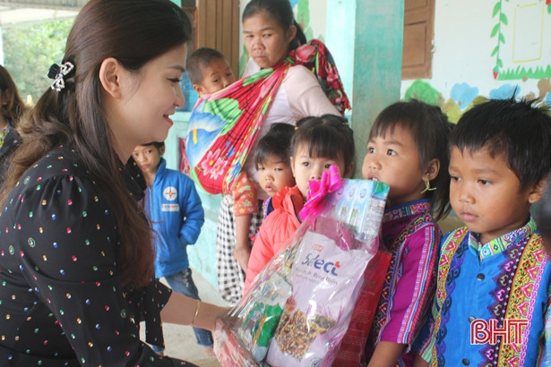 Cô trò Trường Mầm non Trí Đức chung tay hỗ trợ học sinh nghèo đón tết