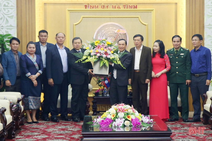 Đoàn công tác tỉnh Savannakhet chúc tết Đảng bộ và nhân dân Hà Tĩnh