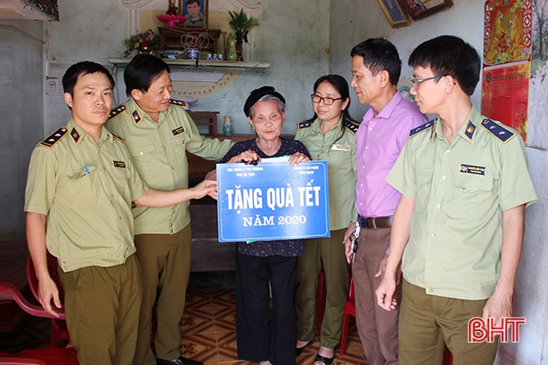 Trao 60 phần quà tết cho người nghèo Hà Tĩnh