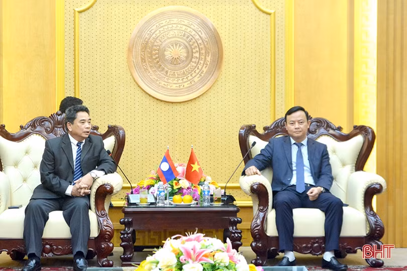 Lãnh đạo các tỉnh Bôlykhămxay, Khăm Muộn thăm và chúc tết Đảng bộ, nhân dân Hà Tĩnh