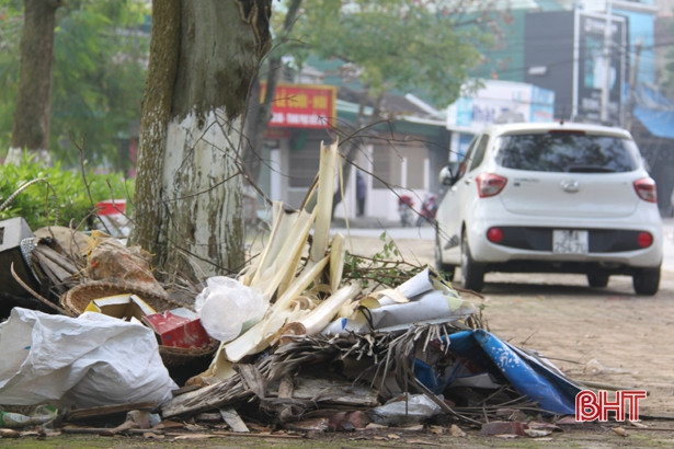 Rác bừa bãi quanh khuôn viên tượng đài Lý Tự Trọng