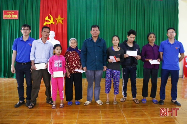 Báo Hà Tĩnh chung tay tặng quà tết cho người dân nghèo