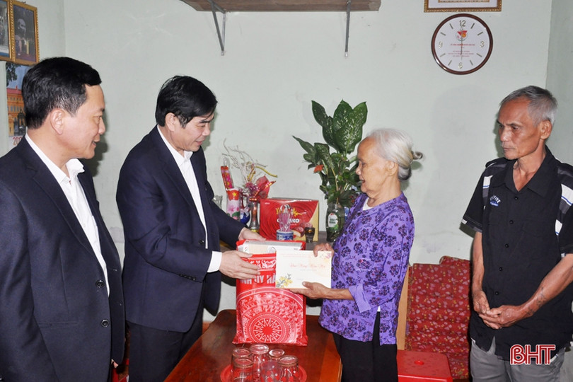 Lãnh đạo Hà Tĩnh thăm hỏi, chúc tết các Mẹ Việt Nam anh hùng